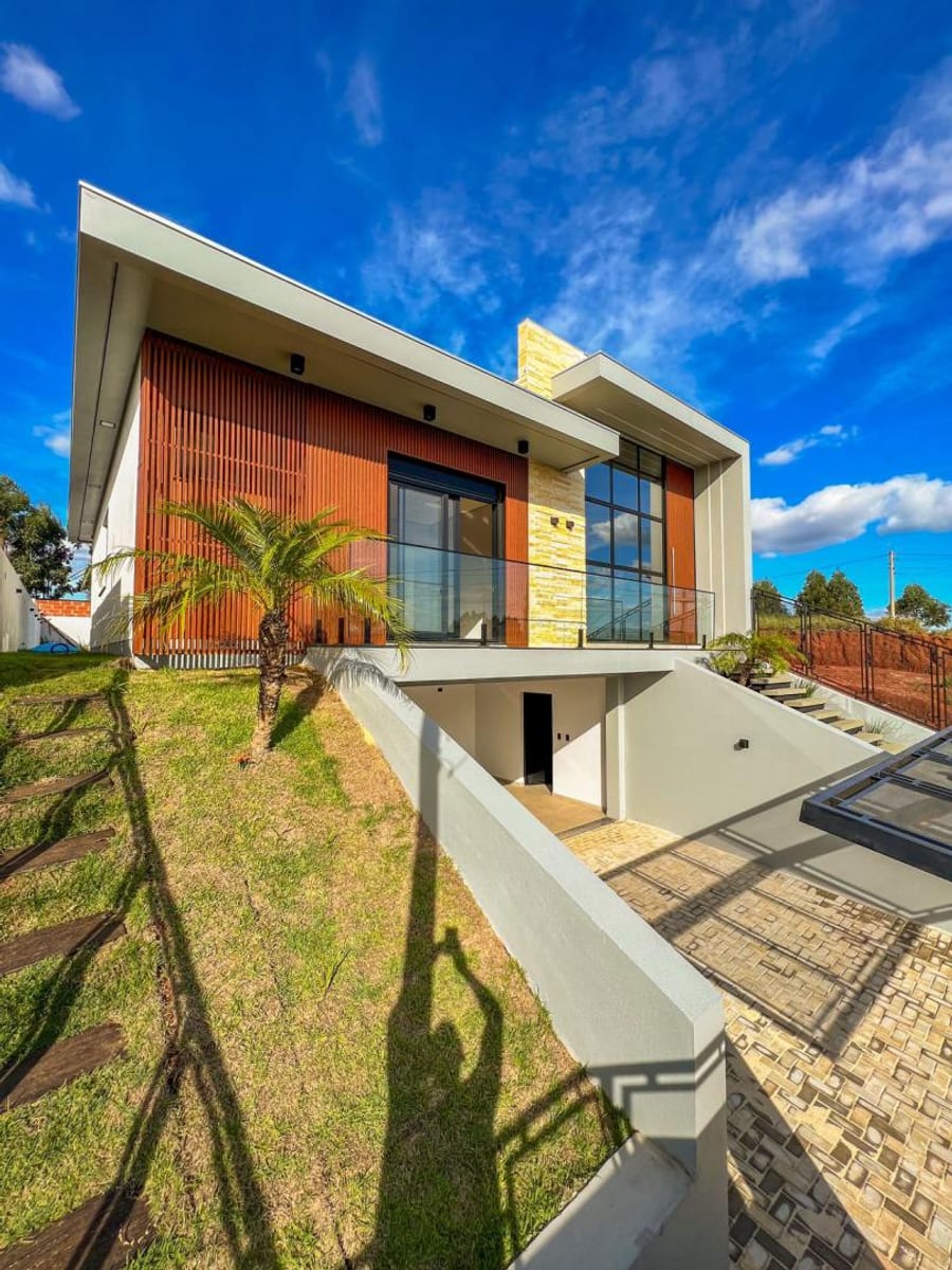 Linda Casa de Alto Padrão com 3 Dorm. (2 Suítes) e Piscina em Estância Velha