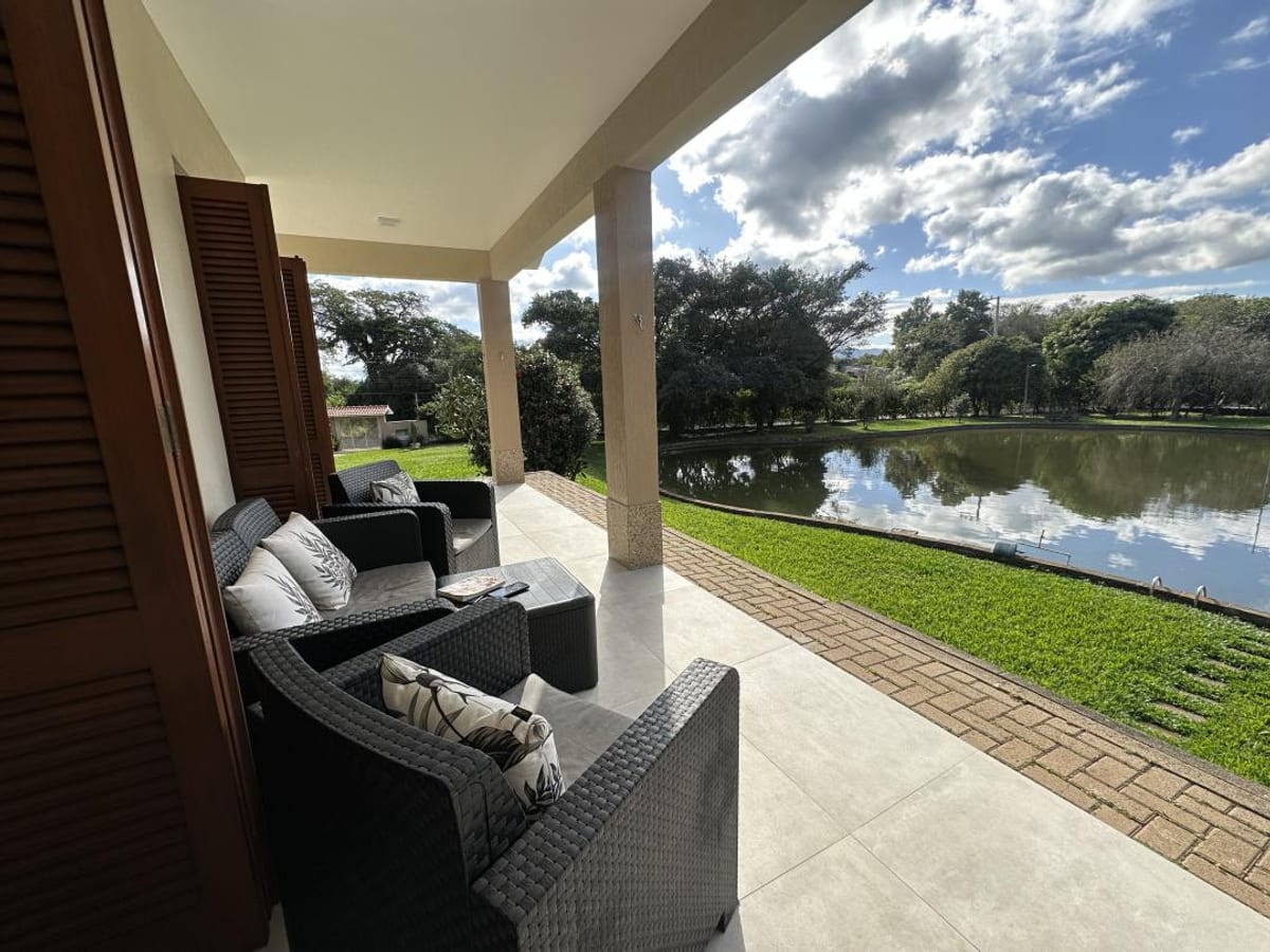 Sítio urbano em Ivoti | 4.580m² | lago | 2 casas | próximo ao centro
