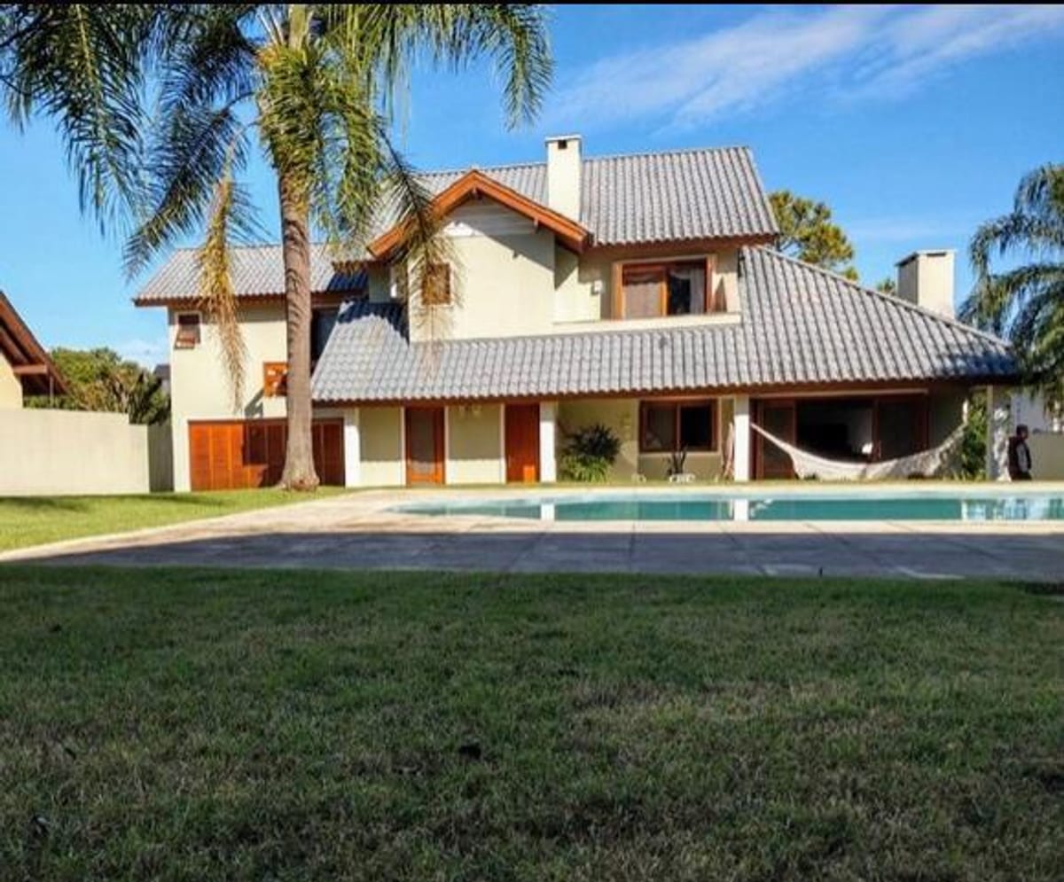 Casa em Ivoti | alto padrão | 324m² | 3 suítes | terreno amplo com piscina